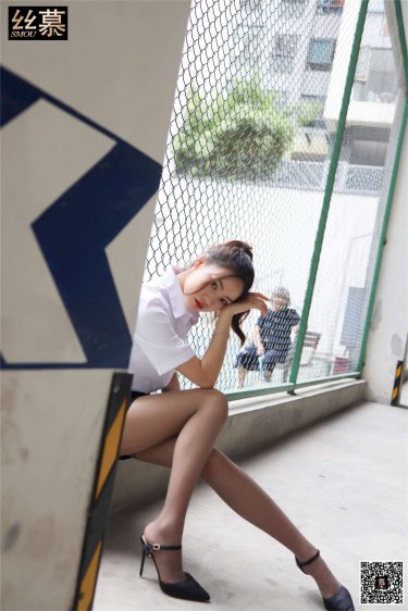 女子拉起裙子在马路旁大便