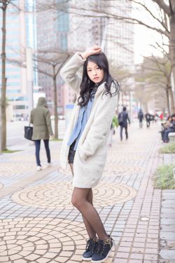 把草莓榨成草莓汁混着s水